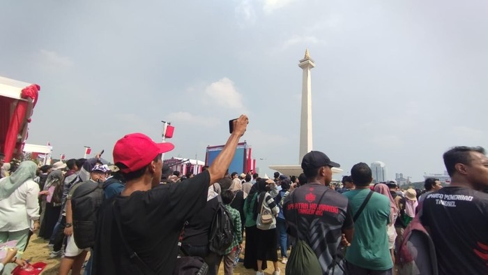 Warga padati Monas untuk tonton atraksi udara dan parade HUT ke-78 TNI (Brigitta/detikcom)
