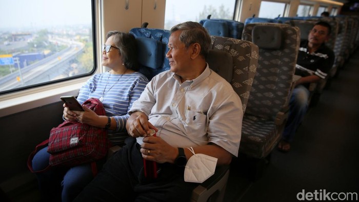 Warga menaiki kereta cepat Jakarta-Bandung dari Stasiun Halim, Jakarta, Kamis (5/10/2023).