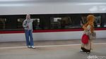 Warga Ramai-ramai Naik Kereta Cepat Whoosh Gratis
