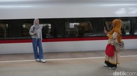 Mulai 3 Oktober juga, masyarakat sudah bisa naik dan turun di Stasiun Kereta Cepat Whoosh Padalarang dan dapat melanjutkan perjalanan ke Stasiun Bandung menggunakan KA Feeder dengan jadwal keberangkatan dan kedatangan KA Feeder yang telah disesuaikan dengan jadwal keberangkatan dan kedatangan Kereta Cepat Whoosh.  