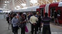 Keberadaan kereta cepat ini menambah pilihan moda transportasi masyarakat.  