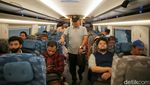 Warga Ramai-ramai Naik Kereta Cepat Whoosh Gratis
