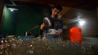 Warkop ini menyajikan kopi robusta yang diseduh dengan gaya Hainan.