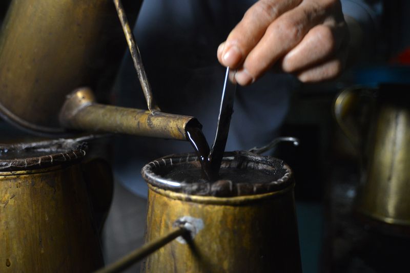 Pengunjung menikmati sate Padang dengan es kopi di Warung Kopi (Warkop) Nan Yo, di Pondok, Padang, Sumatera Barat, Kamis (5/10/2023).  Warkop legendaris yang didirikan pada tahun 1932 ini menyajikan kopi Robusta yang diseduh ala Hainan dengan cita rasa kedai kuno namun masih sering dikunjungi konsumen segala usia.  ANTARA FOTO/Iggoy el Fitra/tom.