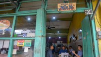 Pengunjung berdiskusi sambil menikmati minuman kopi di Warung Kopi (Warkop) Nan Yo, Pondok, Padang, Sumatera Barat, Kamis (5/10/2023).