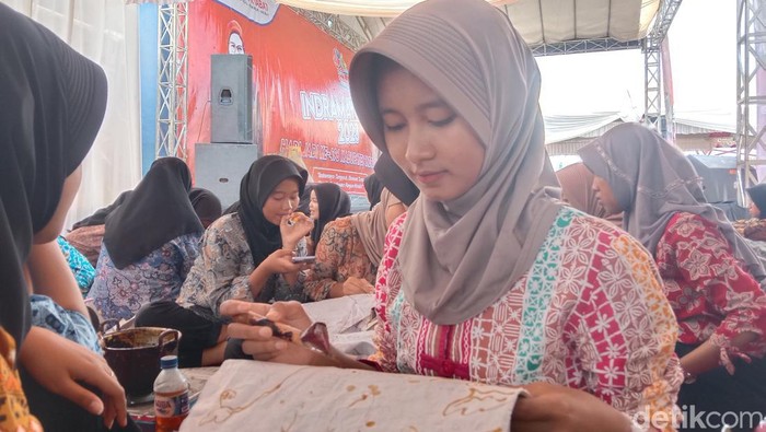 Wilda Amanda saat serius membuat batik khas Indramayu