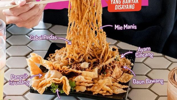 Salah satu outlet yang jadi buah bibir para pecinta mi pedas adalah Wizzmie. Menu yang tersedia seperti aneka mi dengan pilihan tingkat kepedasan, dimsum, rice bowl, minuman, hingga es krim dengan harga mulai dari Rp 8 ribu.