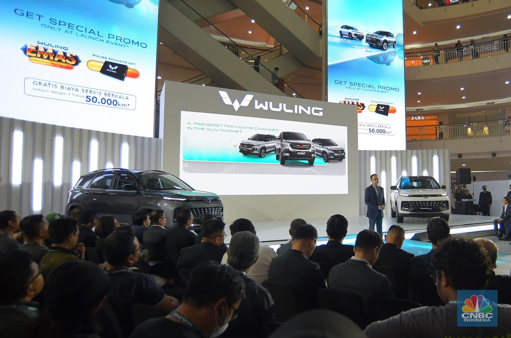 Wuling Motors (Wuling) hari ini secara resmi memasarkan versi terbaru flagship SUV inovatifnya, New Almaz RS di The Forum Mall Kelapa Gading 3, Jakarta Utara. (CNBC Indonesia/Ferry Sandi)