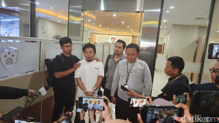 Zul Zivilia keluar dari Bareskrim Polri dengan tangan terikat kabel ties.