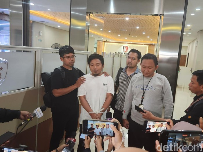 Zul Zivilia keluar dari Bareskrim Polri dengan tangan terikat kabel ties.