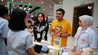 AVP of Business Development and Partnership SME DOKU Herunata Joseph didampingi Co-Founder OH Beauty Festival Irina Chatarina berdiskusi mengenai perkembangan industri kecantikan lokal yang semakin naik daun saat acara OH Beauty Festival di City Hall, Pondok Indah Mall 3, Jakarta Selatan.
