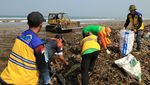 Aksi Bersih-bersih Pantai Terkotor Nomor 4 di Indonesia