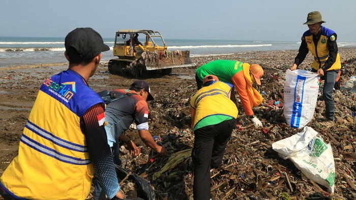 Warga mengumpulkan sampah di pesisir Pantai Cibutun Loji, Simpenan, Kabupaten Sukabumi, Jawa Barat, Jumat (6/10/2023). Aksi bersih pantai yang dipelopori sejumlah organisasi lingkungan, perangkat desa, TNI-Polri dan pelajar serta mahasiswa itu bertujuan untuk mengurangi sampah yang mencemari kawasan tersebut. ANTARA FOTO/Henry Purba/agr/rwa.