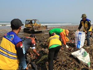 Pantai Loji Resik, 100 Ton Sampah Berhasil Diangkut