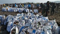Warga mengumpulkan sampah di pesisir Pantai Cibutun Loji, Simpenan, Kabupaten Sukabumi, Jawa Barat, Jumat (6/10/2023). Sebelumnya pantai ini diberi nominasi sebagai pantai terkotor nomor 4 di Indonesia oleh komunitas lingkungan Pandawa Group.