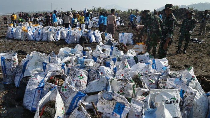 Aksi Bersih-bersih Pantai Terkotor Nomor 4 di Indonesia Warga mengumpulkan sampah di pesisir Pantai Cibutun Loji, Simpenan, Kabupaten Sukabumi, Jawa Barat, Jumat (6/10/2023). Aksi bersih pantai yang dipelopori sejumlah organisasi lingkungan, perangkat desa, TNI-Polri dan pelajar serta mahasiswa itu bertujuan untuk mengurangi sampah yang mencemari kawasan tersebut. ANTARA FOTO/Henry Purba/agr/rwa.
