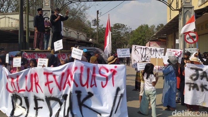 Aksi protes warga Secang, Magelang soal jalan rusak, Jumat (6/10/2023).