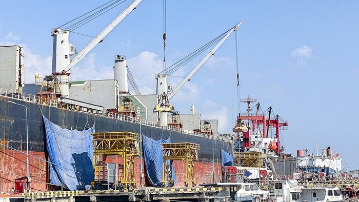 aktivitas bongkar kedelai Impor dari Amerika sebanyak 8.000 ton