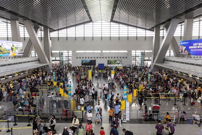 Passengers queue at airline counters in the Ninoy Aquino International Airport, in Pasay City, Metro Manila, Philippines, January 2, 2023. REUTERS/Eloisa Lopez/File Photo Acquire Licensing Rights