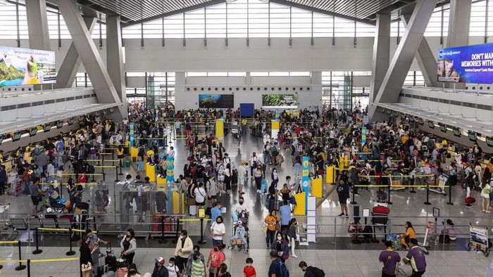 Passengers queue at airline counters in the Ninoy Aquino International Airport, in Pasay City, Metro Manila, Philippines, January 2, 2023. REUTERS/Eloisa Lopez/File Photo Acquire Licensing Rights
