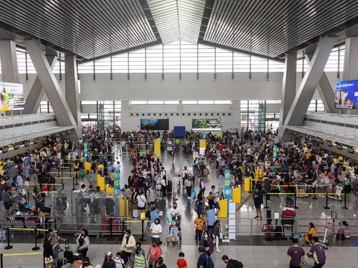 Passengers queue at airline counters in the Ninoy Aquino International Airport, in Pasay City, Metro Manila, Philippines, January 2, 2023. REUTERS/Eloisa Lopez/File Photo Acquire Licensing Rights