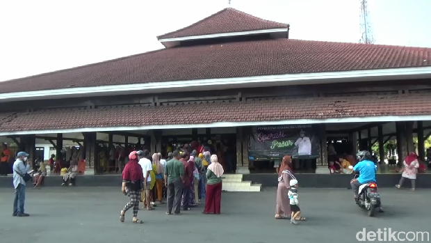 Antrean warga Lumajang saat mengikuti operasi pasar demi beras dan gula murah.