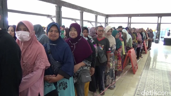 Antrean warga Lumajang saat mengikuti operasi pasar demi beras dan gula murah.