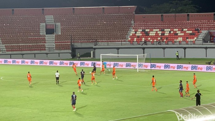 Arema FC kalah 0-1 dari Borneo FC di Stadion I Wayan Dipta, Gianyar, Bali, Jumat (6/10/2023).