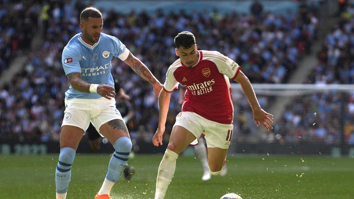 Manchester Citys Kyle Walker, left, challenges for the ball with Arsenals Gabriel Martinelli during the English FA Community Shield final soccer match between Arsenal and Manchester City at Wembley Stadium in London, Sunday, Aug. 6, 2023. (AP Photo/Kirsty Wigglesworth)