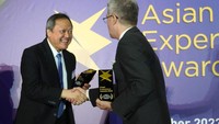 Direktur Utama Artajasa Armand Hermawan menerima langsung penghargaan tersebut dari Contributing Editor The Asian Business Review Simon Hyett, di ajang Asian Experience Award 2023, di Marina Bay Sands Expo & Convention Centre, Singapura. 
