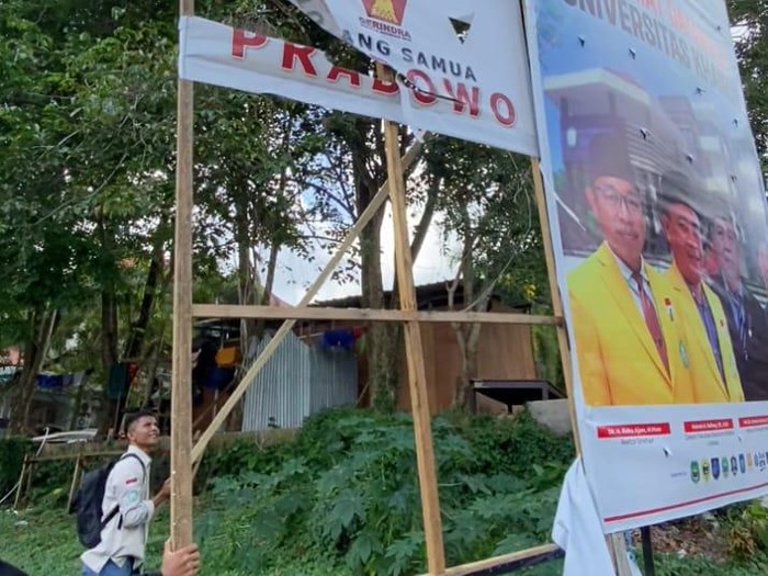 BEM Universitas Khairun (Unkhair) mencopot baliho Ketum Gerindra Prabowo Subianto.