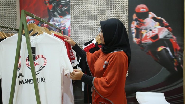Direktur Komersial & Operasi Pertamina Fedy Alberto berbincang dengan pembeli di booth Official Merchandise Pertamina Grandprix of indonesia 2023 dalam gelaran Inacraft 2023, Jakarta, Jumat (6/10/2023).
