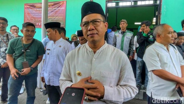 Bupati Bandung Dadang Supriatna saat wawancara bersama awak media.