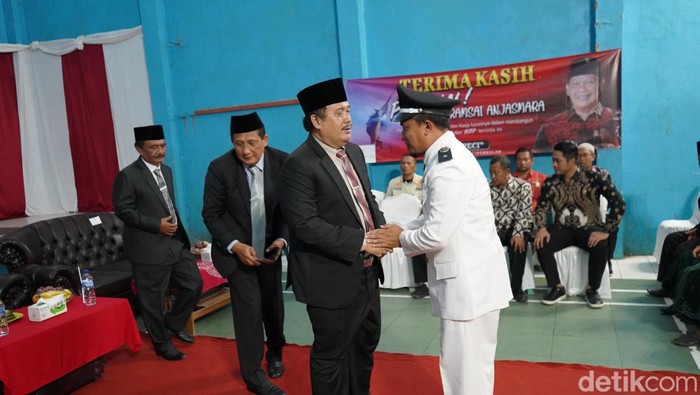 Bupati Pangandaran Jeje Wiradinata saat pelantikan salah satu kades di Pangandaran.