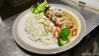 Yang membuat OH LA LA Vegetarian berbeda dengan outlet lainnya adalah tidak adanya penggunaan daging dalam menu yang disajikan. Sebagai gantinya, OH LA LA Vegetarian menggunakan daging vegetarian yang terbuat dari bahan-bahan nabati seperti jamur dan kedelai.