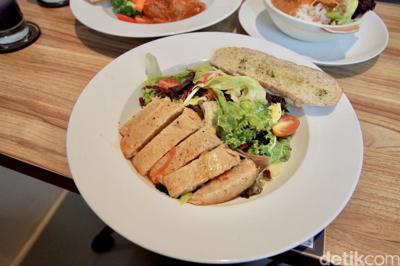 Cafe Lagendaris 90an, kini hadir dengan konsep yang berbeda. OHLALA  tawarkan menu vegetarian dan salah satu outletnya ada di dalam rumah sakit.