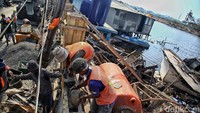 Pemprov DKI Jakarta melakukan peninggian tanggul sekitar 80 cm di kawasan tersebut untuk mengantisipasi banjir air laut pasang atau rob.  
