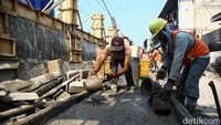 Diketahui tanggul pantai tersebut merupakan bagian dari proyek National Capital Integrated Coasted Development (NCICD) Fase A yang dikerjakan oleh Pemprov DKI Jakarta melalui Dinas Sumber Daya Air (SDA). 