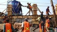 Pekerja menyelesaikan proyek peninggian tanggul di kawasan Muara Baru, Jakarta, Jumat (6/10/2023).  