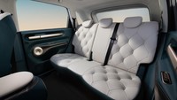 Kursi baris kedua yang desainnya mirip sofa. Foto: SGMW