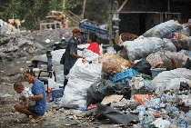Mengais Asa di Kampung Pemulung Menteng Atas