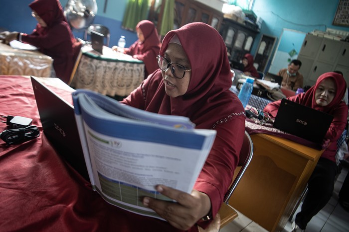 Sejumlah guru melakukan pembelajaran secara daring di Sekolah Dasar (SD) Negeri 205 Palembang, Sumatera Selatan, Jumat (6/10/2023). Dinas Pendidikan Kota Palembang menerapkan kegiatan belajar jarak jauh atau daring untuk siswa TK,SD dan SMP akibat dampak buruk bencana kabut asap yang melanda Kota Palembang.