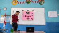 Seorang guru melakukan pembelajaran secara daring di Sekolah Dasar (SD) Negeri 205 Palembang, Sumatera Selatan.