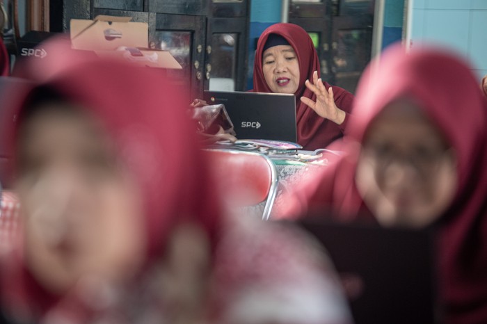 Sejumlah guru melakukan pembelajaran secara daring di Sekolah Dasar (SD) Negeri 205 Palembang, Sumatera Selatan, Jumat (6/10/2023). Dinas Pendidikan Kota Palembang menerapkan kegiatan belajar jarak jauh atau daring untuk siswa TK,SD dan SMP akibat dampak buruk bencana kabut asap yang melanda Kota Palembang.