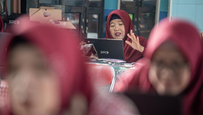 Sejumlah guru melakukan pembelajaran secara daring di Sekolah Dasar (SD) Negeri 205 Palembang, Sumatera Selatan, Jumat (6/10/2023). Dinas Pendidikan Kota Palembang menerapkan kegiatan belajar jarak jauh atau daring untuk siswa TK,SD dan SMP akibat dampak buruk bencana kabut asap yang melanda Kota Palembang.