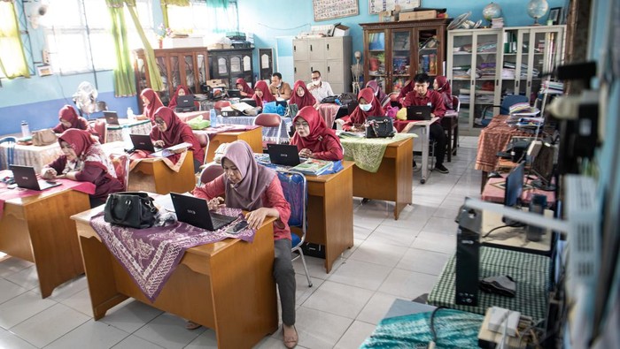 Dampak Bencana Kabut Asap, Pelajar di Palembang Terpaksa Belajar Daring Sejumlah guru melakukan pembelajaran secara daring di Sekolah Dasar (SD) Negeri 205 Palembang, Sumatera Selatan, Jumat (6/10/2023). Dinas Pendidikan Kota Palembang menerapkan kegiatan belajar jarak jauh atau daring untuk siswa TK,SD dan SMP akibat dampak buruk bencana kabut asap yang melanda Kota Palembang.