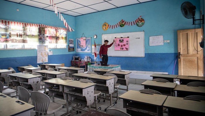 Sejumlah guru melakukan pembelajaran secara daring di Sekolah Dasar (SD) Negeri 205 Palembang, Sumatera Selatan, Jumat (6/10/2023). Dinas Pendidikan Kota Palembang menerapkan kegiatan belajar jarak jauh atau daring untuk siswa TK,SD dan SMP akibat dampak buruk bencana kabut asap yang melanda Kota Palembang.