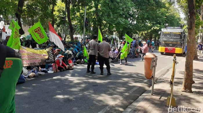 demo buruh di depan PN Surabaya