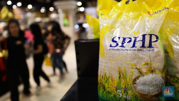 Deretan beras Stabilisasi Pasokan dan Harga Pangan (SPHP) 5 kg di Transmart Central Park, Jakarta, Jumat (6/10/223). (CNBC Indonesia/Tri Susilo)