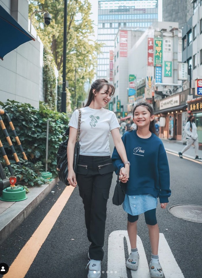 Di Korea, Ayu Ting Ting Piknik Bareng Nikita Mirzani hingga ke Pasar Seafood Di Korea, Ayu Ting Ting Piknik Bareng Nikita Mirzani hingga ke Pasar Seafood